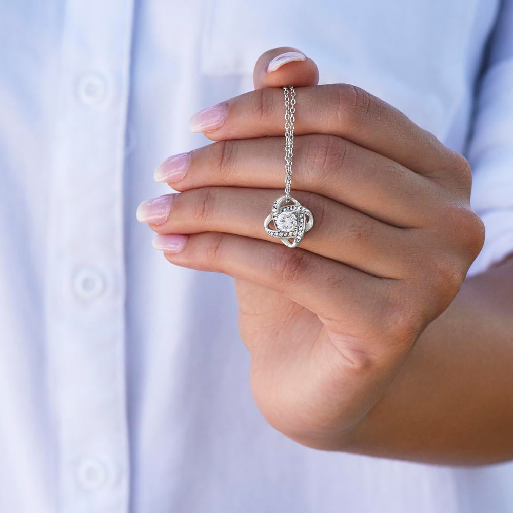 Personalization Transforms Generic Gifts Into Emotional Necklace Keepsakes
